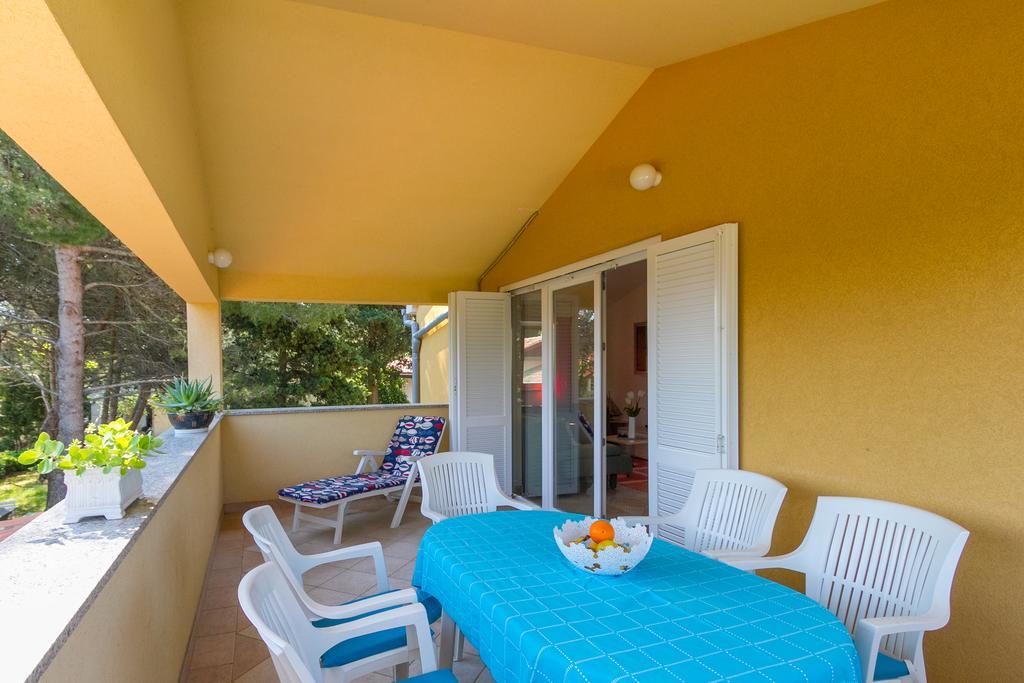 Franulovic Apartments Premantura Exterior photo