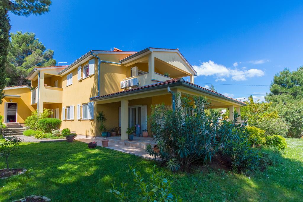 Franulovic Apartments Premantura Exterior photo