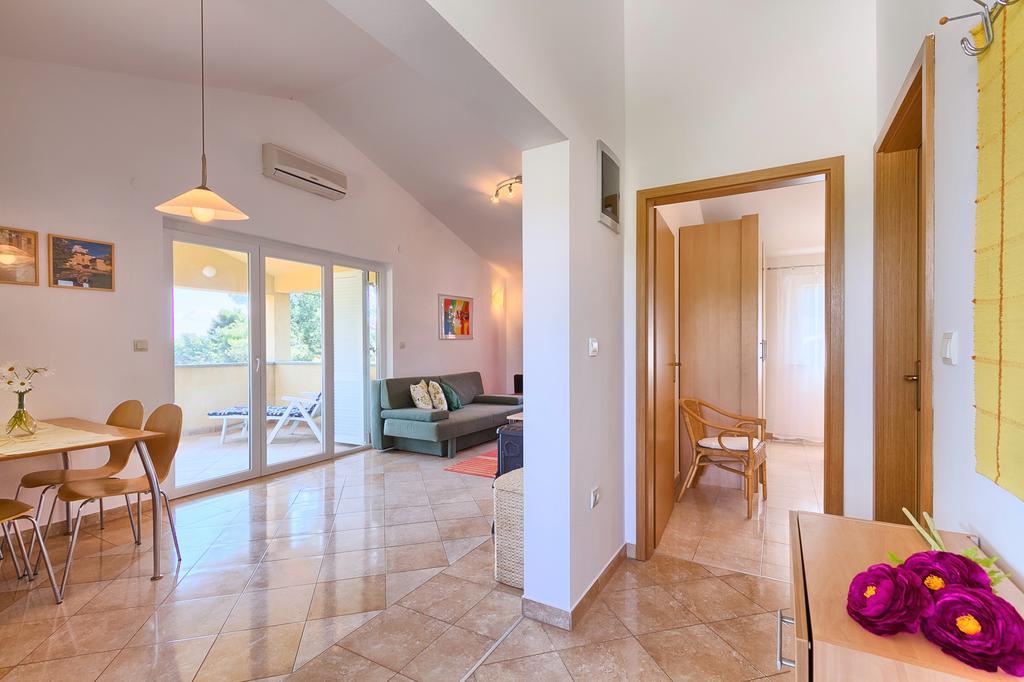 Franulovic Apartments Premantura Exterior photo
