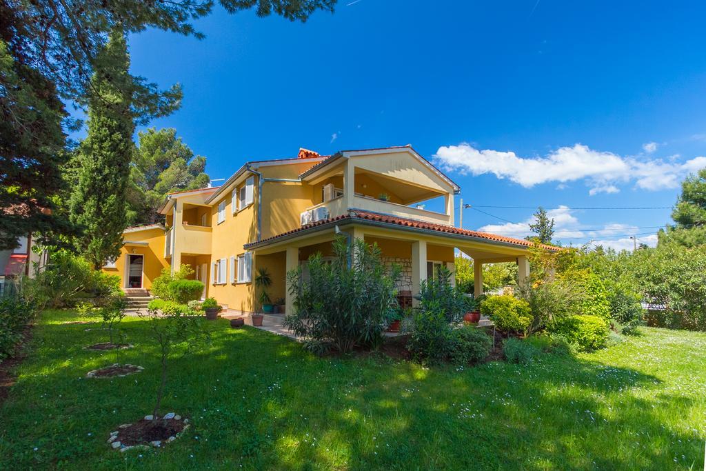 Franulovic Apartments Premantura Exterior photo